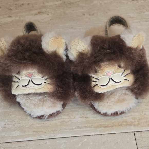 UGG Other - UGG Plush "Fluff Yeah" Sheepskin Lion Unisex Slide/Strap Sandal Shoes